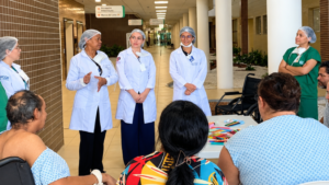 Reuniao-Medica-no-Corredor-Hospitalar-1071x464